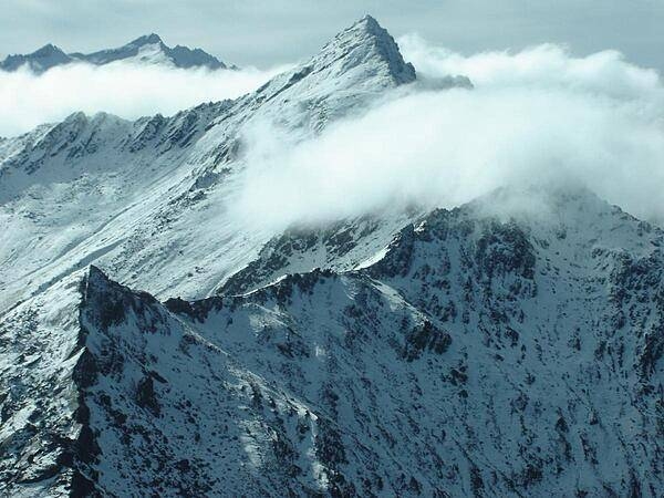Over the peaks in Fiordland National Park, South Island, the largest of New Zealand&apos;s national parks.
