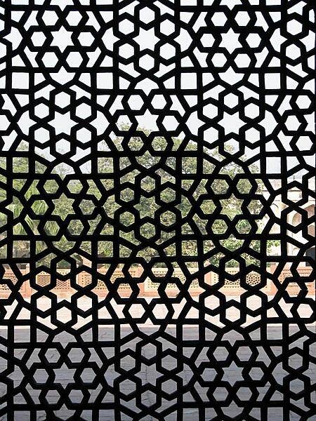 Elaborate latticework on the grounds of Humayun&apos;s Tomb.
