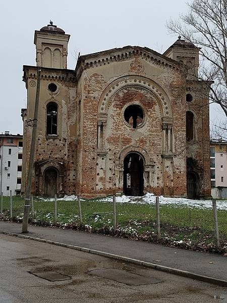 Vidin Synagogue, completed in 1894, was the second largest synagogue in Bulgaria. Most of its congregation emigrated to Israel following World War II. Seized by the state in 1950, the synagogue is now in ruins, but there are plans to restore it as a museum.