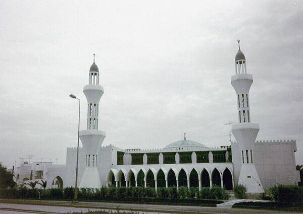 A mosque along the Khalifa al Kabeer Highway in Manama.