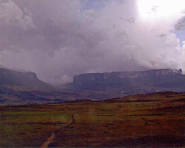 Mount Roraima on the right is the world&apos;s highest tepui (tabletop mountain), its peak is 2,835 meters; on the left is Kukeras Tepui.