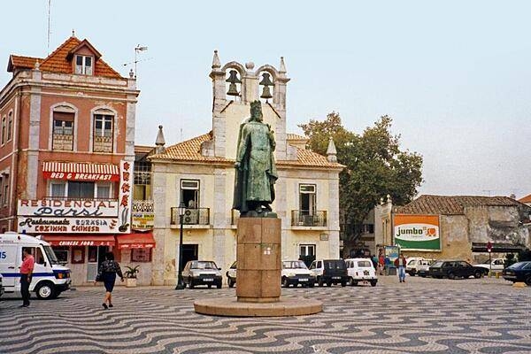 The brickwork in the main square of the coastal town of Cascais - some 30 km west of Lisbon - displays a distinctive wavy pattern.