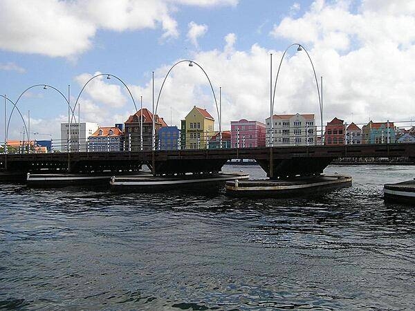 The Queen Emma floating bridge at Willemstad.