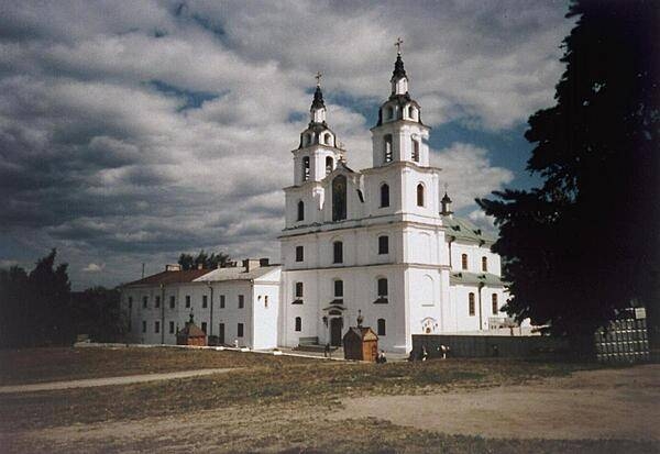 The Orthodox Cathedral of the Holy Spirit in Minsk was formerly a Roman Catholic church with an associated Bernadine monastery. The complex was built in the Vilnius Baroque style from 1642 into the 1700s. It is particularly renowned for its marvelous old icons.