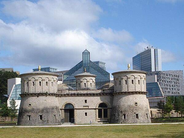 Fort Thungen is colloquially known as Three Acorns because of the acorn located atop each of its three towers. The structure was mostly demolished after the 1867 Treaty of London, which stipulated the removal of Luxembourg City's numerous fortifications. It was completely rebuilt in the 1990s. The Museum of Modern Art (Mudam) may be seen in the background.