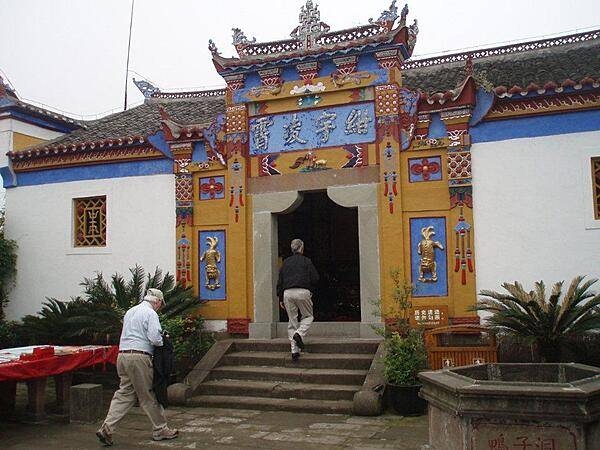 The entrance to the Shibaozhai Temple.