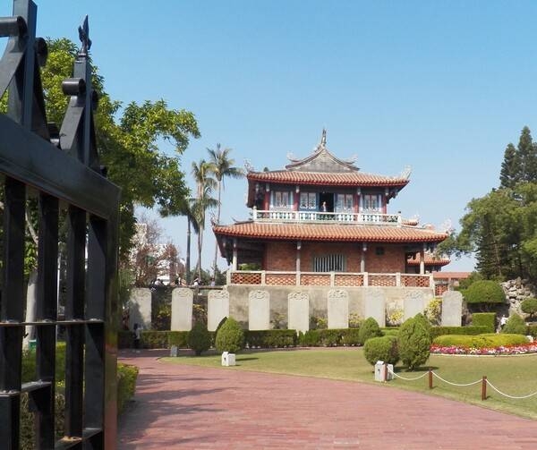Fort Provintia (aka Chakan Tower) or is the oldest building in Tainan city. Built as an outpost in 1653 during the Dutch colonization of Taiwan, it was surrendered during a siege by Ming loyalists in 1662 and later destroyed by an earthquake in the 19th century. The fort was later rebuilt as Chihkan Tower, surrounded by a high brick walls, and eventually became the capital of the entire island. The tower, which is undergoing redevelopment into a museum, is home to a library of dictionaries and business transaction documents in the Siraya language - spoken by the native inhabitants of the region during Dutch rule.