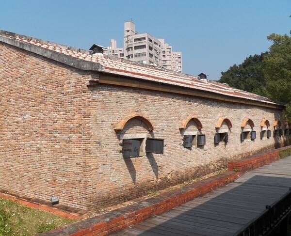 Tamsui Art and Cultural Park is located northwest of Taipei. The Park was once a British warehouse that stored tea products; later it was bought by the Royal Dutch Shell Oil Company and expanded into four large warehouses and oil tanks. Partially destroyed during World War II, the warehouses were carefully repaired and remodeled after the war and the Tamsui Cultural Park was established. Today the warehouses house craft shops, art display areas, and a small museum.