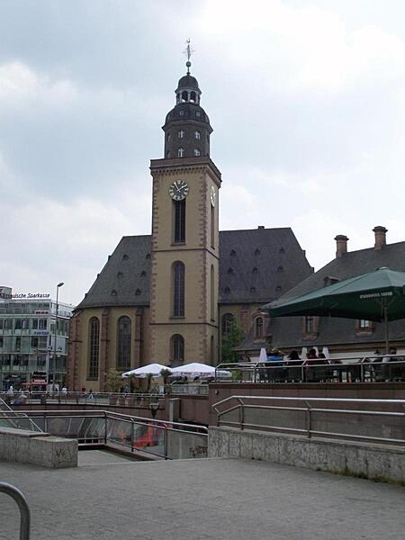 Located at the edge of the Hauptwache plaza is St. Catherine&apos;s Church, the largest Lutheran church in Frankfurt. Construction of the baroque church was completed in 1681. Destroyed by World War II bombing, it was rebuilt between 1950 and 1954.
