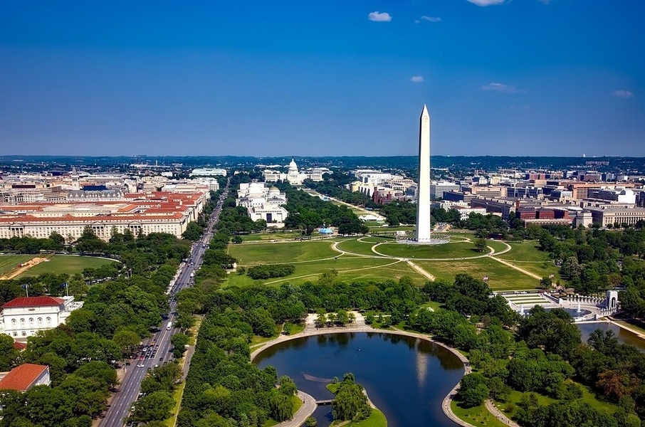On July 16, 1790 President George Washington signed the Residence Act. The Act mandated that the site of the new US capital not exceed 259 sq km (100 sq mi), and that it should lie on the Potomac River somewhere near the Anacostia River. The city took 10 years to build, and the federal government moved into Washington, D.C., in 1800. Washington died in 1799 and never lived in the city bearing his name.