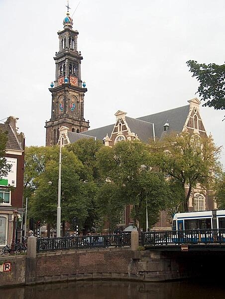 The spire of the Westerkerk (85 m) is the highest church tower in Amsterdam. The edifice was completed in 1638.