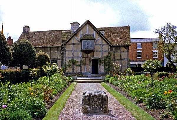 On April 23, 1564, William Shakespeare was born in this house on Stratford-upon-Avon, England, United Kingdom. In 1582, Shakespeare married Anne Hathaway and the young couple lived in this house with their children and his parents.