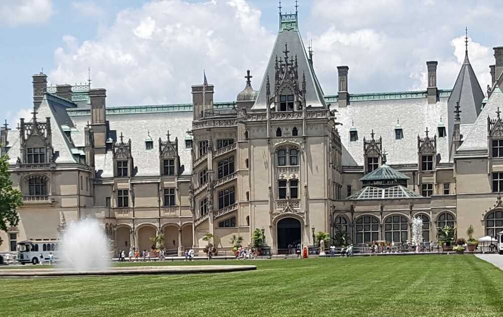 Biltmore House is the largest privately owned home in the United States and is also a historic house museum. Built for George Vanderbilt II between 1889 and 1895, this French-Renaissance-style chateau with 250 rooms is located in the Blue Ridge Mountains in Asheville, North Carolina.
