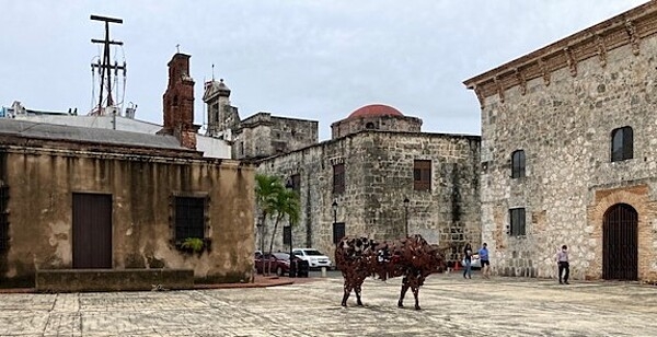 The Museo de las Casas Reales (Museum of the Royal Houses), on the right, is a part of the Colonial City of Santo Domingo, a UNESCO World Heritage Site. The building was constructed between 1505 and 1511 as the Palace of the Viceroy of Santo Domingo; in 1973, it was established as a national museum, housing collections dating back to the Spanish colonial era.
