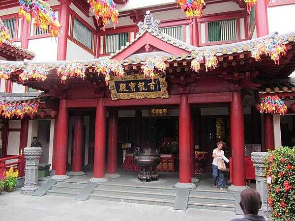 Entrance to the Buddha Tooth Relic Temple in Singapore in Chinatown, a religious and cultural institution.