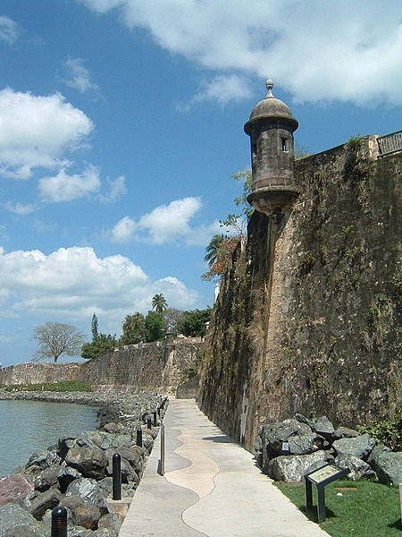 The Paseo del Morro, a promenade along the fort’s outer walls. Photo courtesy of the US National Park Service.