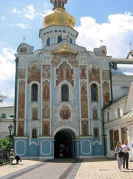 The Troitska Nadbrama Tserkva (Gate Church of the Trinity) sits at the main entrance to the historic Kyiv Pechersk Lavra (Kyiv Monastery of the Caves) complex in Ukraine. First built in 1106-1108, it was destroyed during the Mongol invasion of 1240, but then rebuilt a number of times.