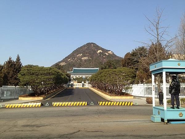 Entrance way to Cheongwadae or the Blue House (literally "pavilion of blue tiles”), the executive office and official residence of the president of the Republic of Korea.