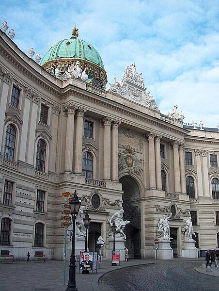 The Michaelertor (Michael&apos;s Gate) in the Michaelertrakt (Michael&apos;s Wing) of the Hofburg (Imperial Palace) in Vienna.
